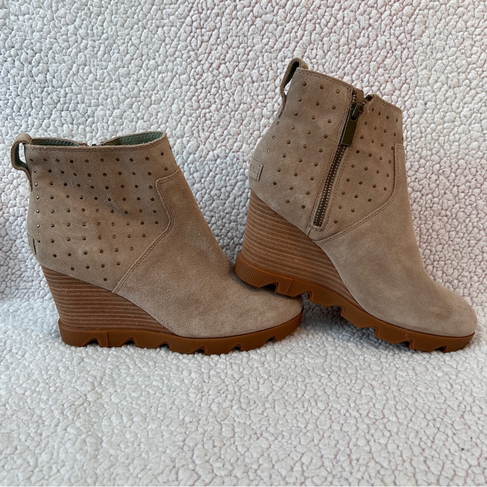 Sorel Joan Uptown Bootie Stud Sandy Tan Wedge Bootie US 9 Waterproof Suede - Picture 3 of 7